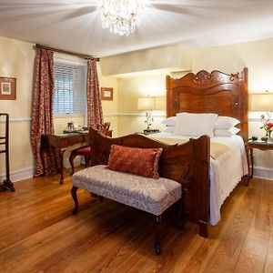 George Whitfield Classic Queen Room